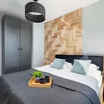Elegant With Parking Near Tauron Arena By Renters Apartament *