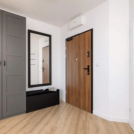Elegant With Parking Near Tauron Arena By Renters Apartament