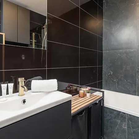Elegant With Parking Near Tauron Arena By Renters Apartment